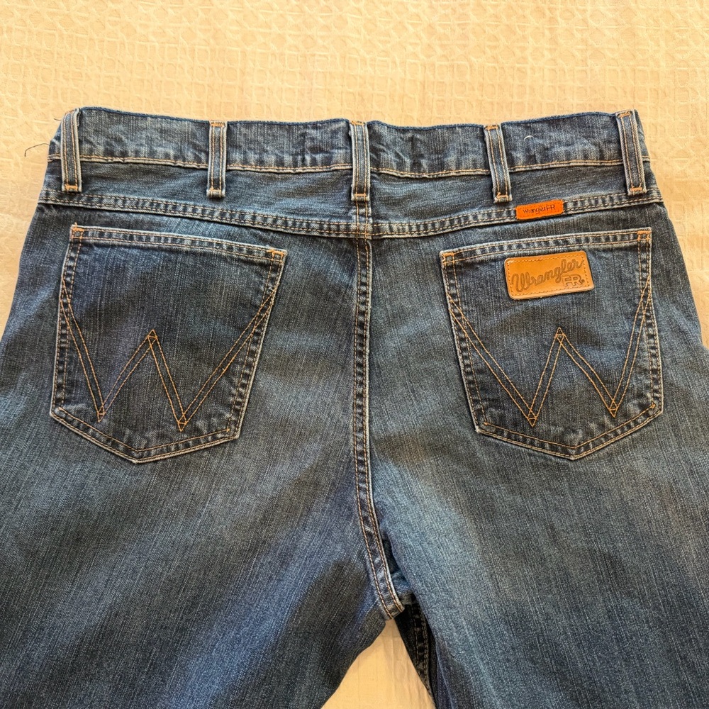 Wrangler Men's Relaxed Fit Blue Jeans